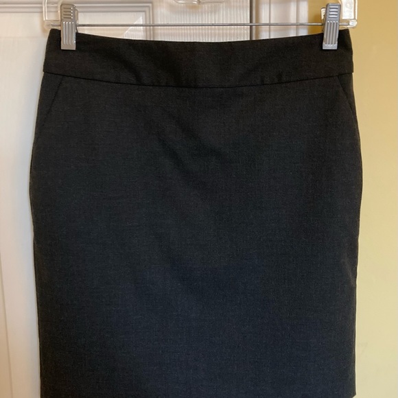 Banana Republic Gray pencil skirt with pockets size 0P - Picture 3 of 5